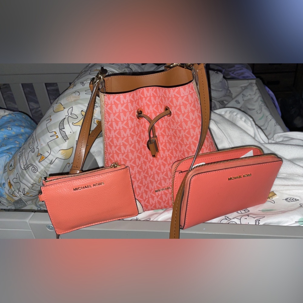 Peach cross body Michael kors with wallet and card holder